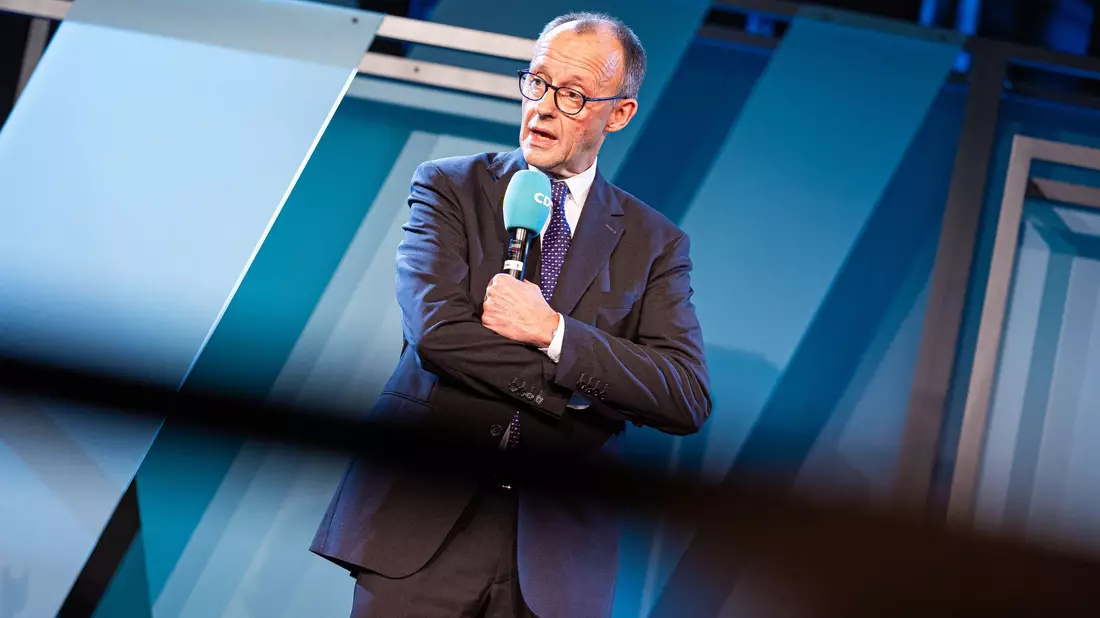 CDU-Chef Friedrich Merz geht weiter auf Konfrontation mit Bundeswirtschaftsminister Robert Habeck von den Grünen. - Bild: Moritz Frankenberg/dpa