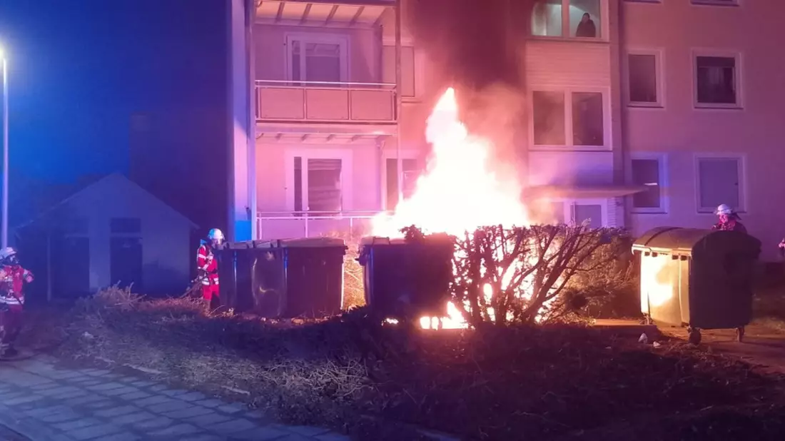 FW Minden: Mehrere Kleinbrände im Stadtteil Bärenkämpen sorgten in Minden für eine eine unruhige Nacht - Bild: presseportal.de
