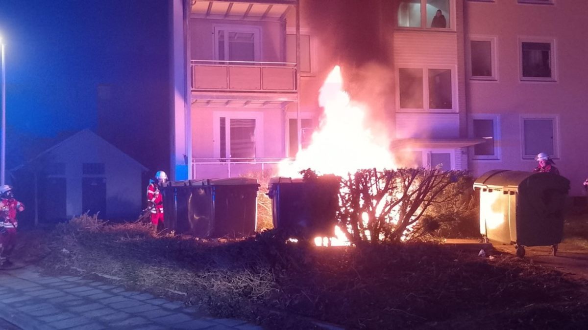 FW Minden: Mehrere Kleinbrände im Stadtteil Bärenkämpen sorgten in Minden für eine eine unruhige Nacht - Foto: presseportal.de