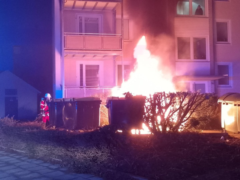 FW Minden: Mehrere Kleinbrände im Stadtteil Bärenkämpen sorgten in Minden für eine eine unruhige Nacht - Foto: presseportal.de