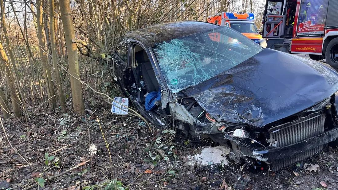 FW-MG: Gemeinsame Pressemeldung der Polizei und Feuerwehr Mönchengladbach: Unfall mit Schwerverletzten an der Korschenbroicher Straße - Bild: presseportal.de