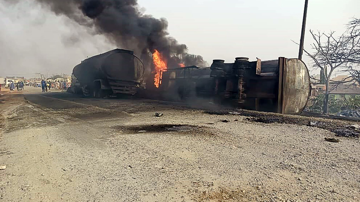 Der Fahrer des Lkws hat auf einer Schnellstraße die Kontrolle über das Fahrzeug verloren. - Foto: -/Nationale Katastrophenschutzbehörde/dpa