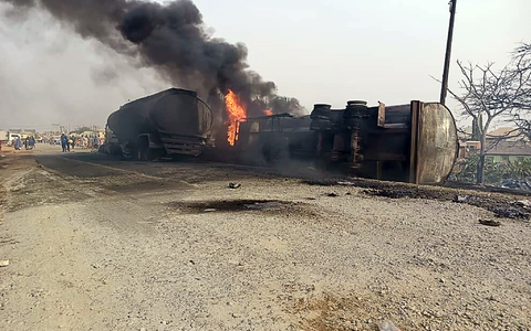 Der Fahrer des Lkws hat auf einer Schnellstraße die Kontrolle über das Fahrzeug verloren. - Foto: -/Nationale Katastrophenschutzbehörde/dpa Der Fahrer des Lkws hat auf einer Schnellstraße die Kontrolle über das Fahrzeug verloren. - Foto: -/Nationale Katastrophenschutzbehörde/dpa