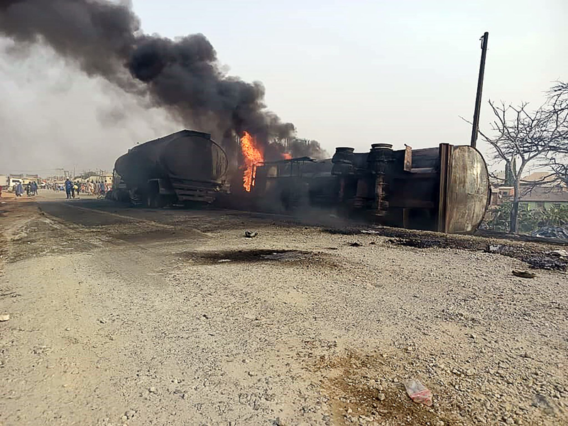 Der Fahrer des Lkws hat auf einer Schnellstraße die Kontrolle über das Fahrzeug verloren. - Foto: -/Nationale Katastrophenschutzbehörde/dpa