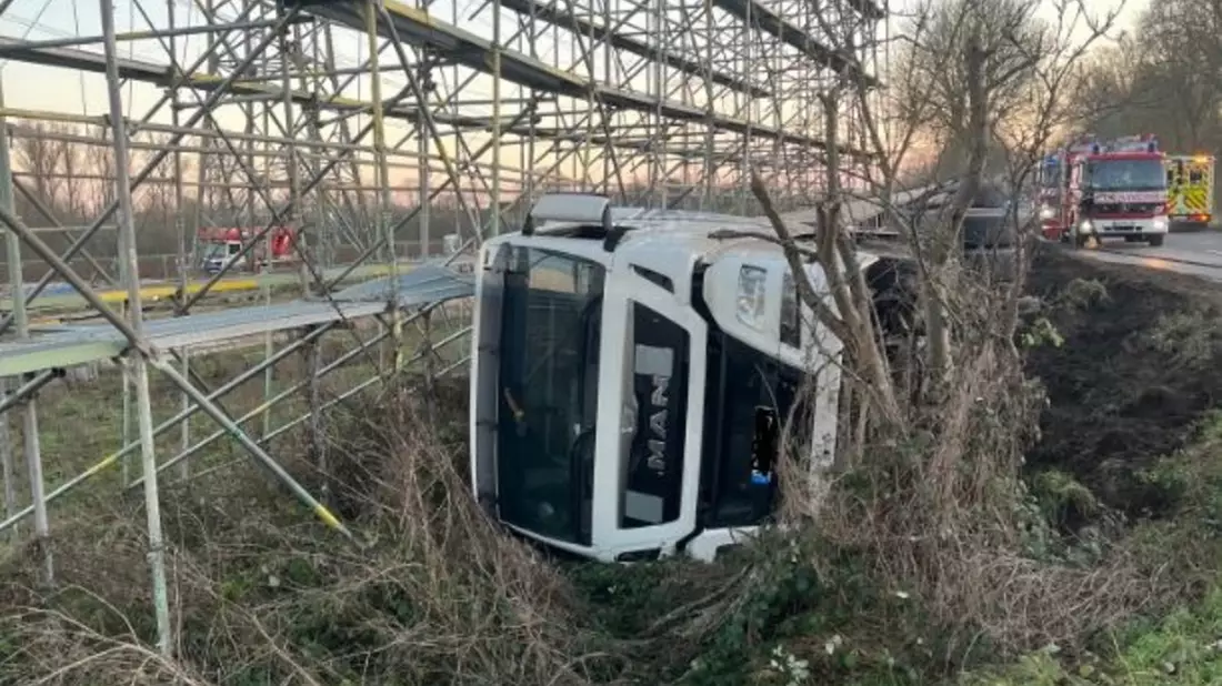 POL-NE: Schwierige LKW-Bergung nach Verkehrsunfall - Bild: presseportal.de