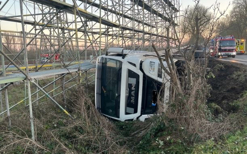 POL-NE: Schwierige LKW-Bergung nach Verkehrsunfall - Foto: presseportal.de