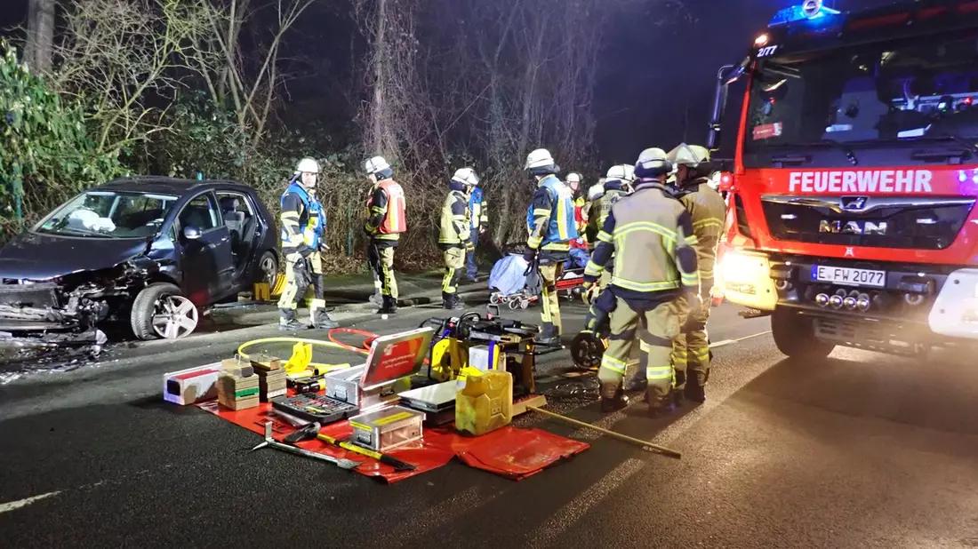 FW-E: Schwerer Verkehrsunfall - eine Person im Fahrzeug eingeschlossen - Bild: presseportal.de