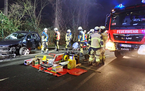 FW-E: Schwerer Verkehrsunfall - eine Person im Fahrzeug eingeschlossen - Foto: presseportal.de