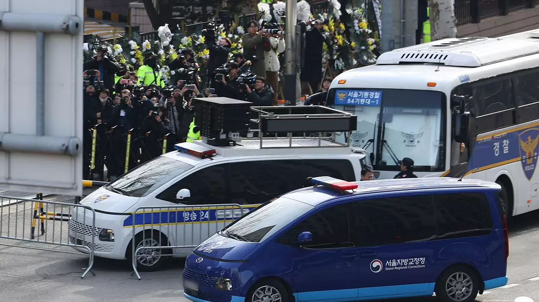 Yoon Suk Yeol wurde in einem blauen Van zur Anhörung in das Gericht gebracht.  - Bild: -/Yonhap/dpa