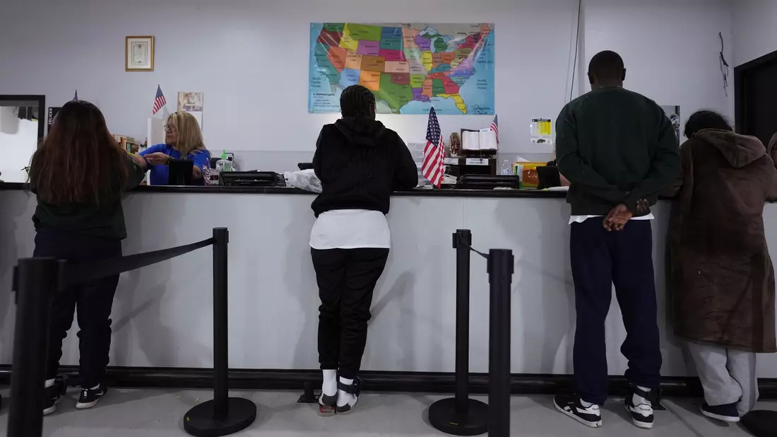 Die Regierung des künftigen US-Präsidenten Donald Trump plant rasche Abschiebungen von Migranten ohne gültige Papiere   - Bild: Eric Gay/AP/dpa