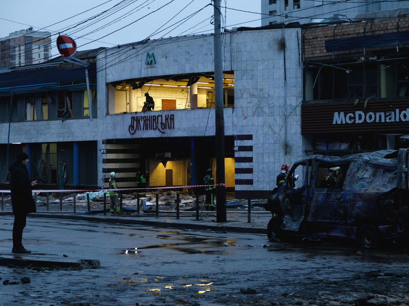 Ein russischer Raketenangriff hat Teile des Zentrums der ukrainischen Hauptstadt Kiew verwüstet. - Foto: Kirill Chubotin/Ukrinform/dpa