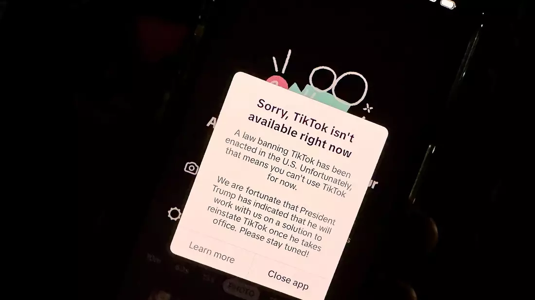 US-Nutzer bekamen in der Tiktok-App vorübergehend nur noch eine Warnmeldung zu sehen. - Bild: Andrej Sokolow/dpa