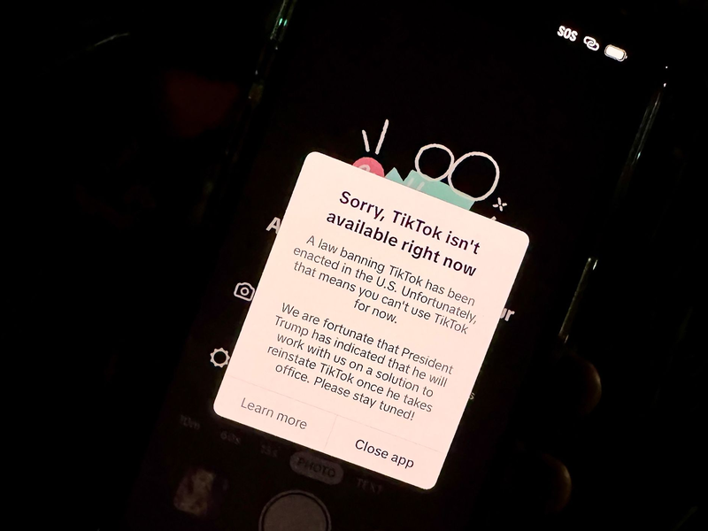 US-Nutzer bekommen in der App nur noch eine Warnmeldung zu sehen. - Foto: Andrej Sokolow/dpa