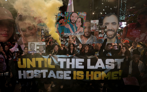 Angehörige fordern, dass alle Geiseln freikommen.   - Foto: Oded Balilty/AP/dpa