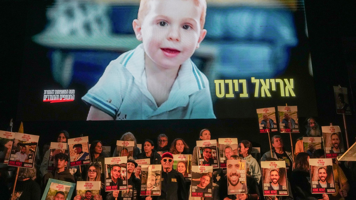 Zehntausende Menschen demonstrierten in Tel Aviv gegen die von der israelischen Regierung geplante Ausweitung des Gaza-Kriegs.  - Foto: Ohad Zwigenberg/AP/dpa