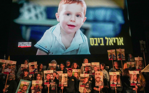 Angehörige der Geiseln fürchten um das Leben ihrer Liebsten.   - Foto: Ohad Zwigenberg/AP/dpa