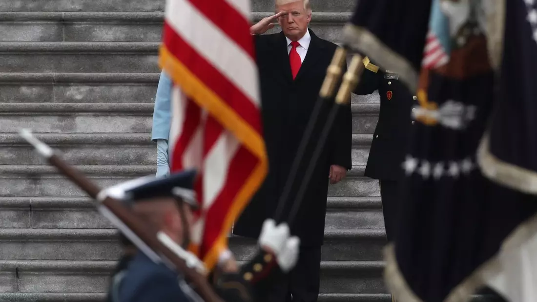 Zum protokollarischen Ablauf der Vereidigung gehört auch, dass der neue Präsident Einheiten des US-Militärs inspiziert. (Archivbild) - Bild: picture alliance / Gary Hershorn/ZUMA Wire/dpa