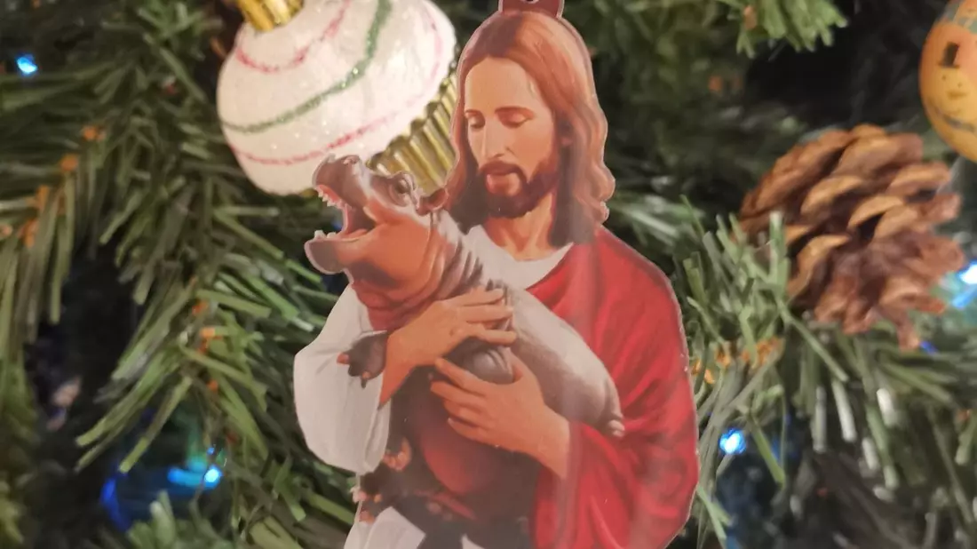 Solch skurriler Christbaumschmuck stand im Dezember zum Verkauf. - Bild: Cathy Hardman/dpa