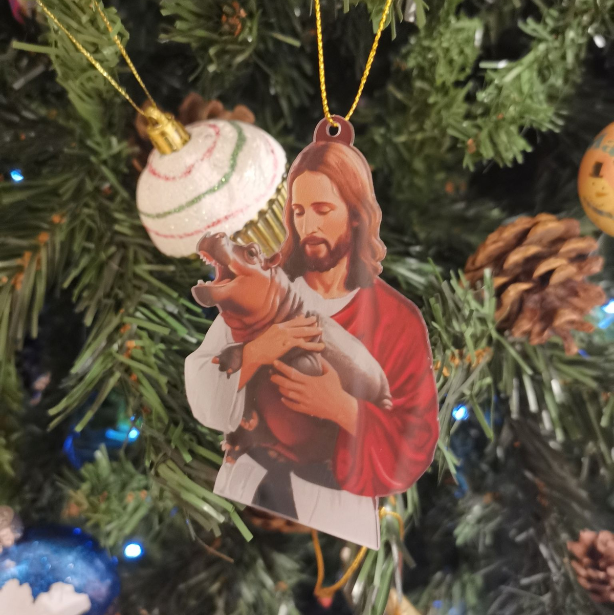 Solch skurriler Christbaumschmuck stand im Dezember zum Verkauf. - Foto: Cathy Hardman/dpa