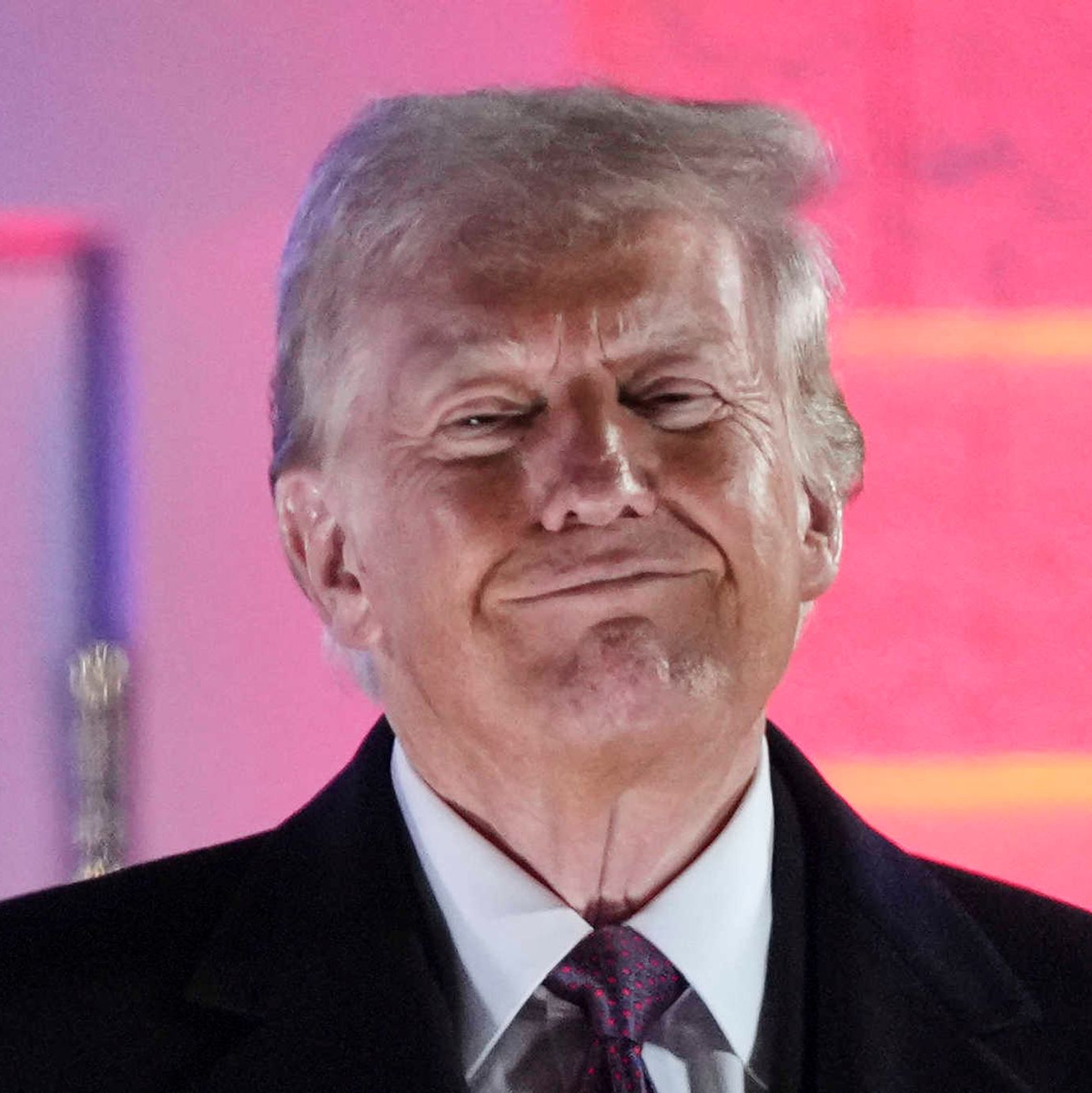 Mit Durchhalteparolen versucht Präsident Trump empörte Landsleute zu besänftigen. (Archivbild) - Foto: Matt Rourke/AP/dpa