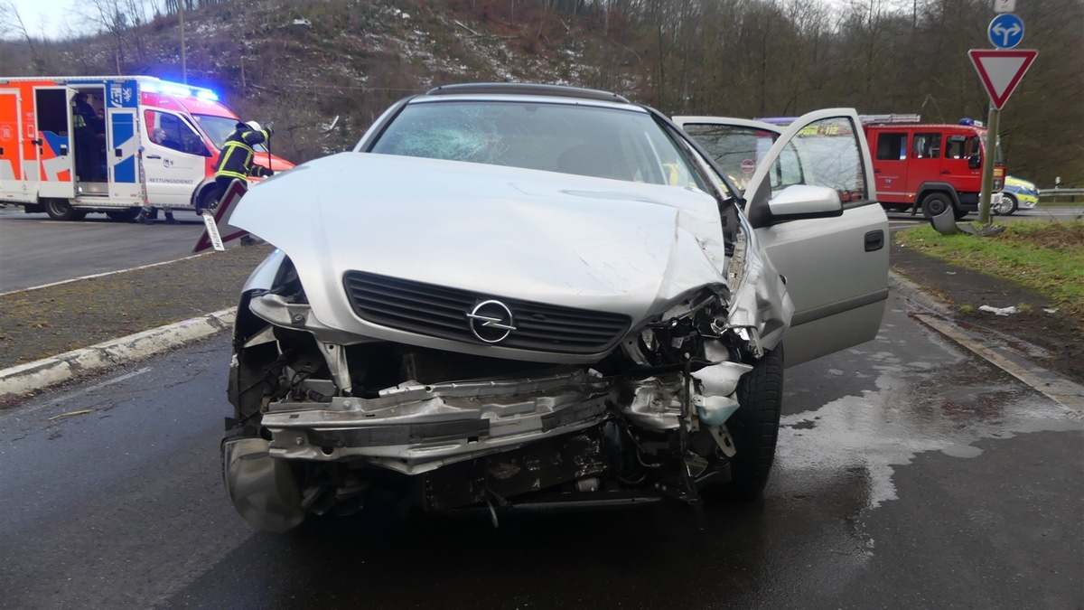 POL-GM: Nach Unfall auf Kreuzung leicht verletzt - Foto: presseportal.de