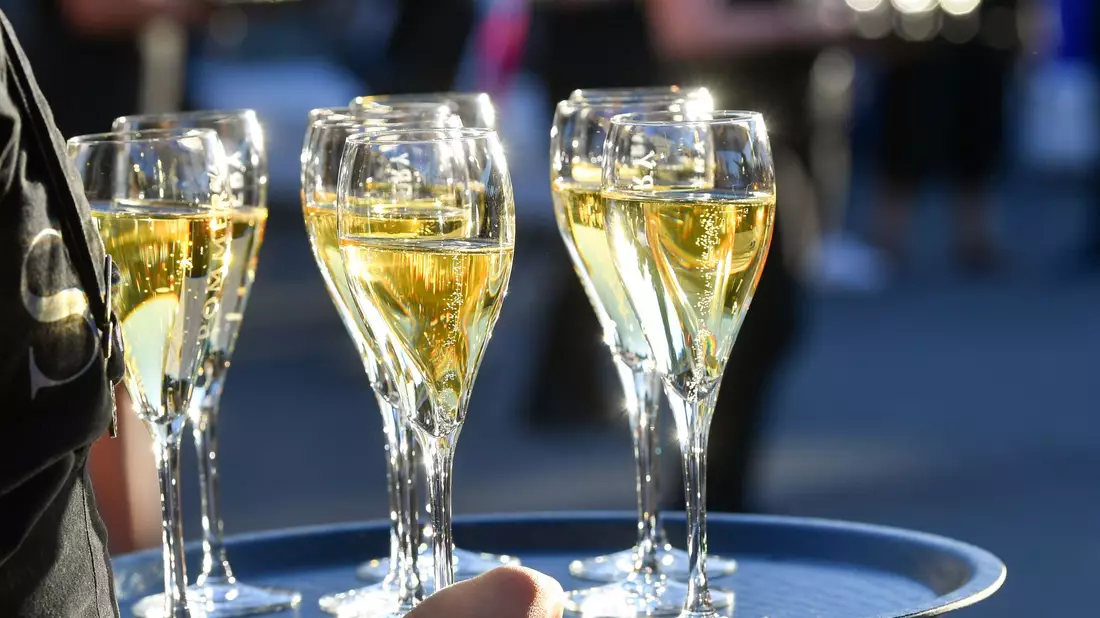 Der Absatz von Champagner ist im vergangenen Jahr sowohl in Frankreich als auch im Ausland gesunken (Archivbild). - Bild: Jens Kalaene/dpa-Zentralbild/dpa