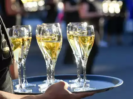 Der Absatz von Champagner ist im vergangenen Jahr sowohl in Frankreich als auch im Ausland gesunken (Archivbild). - Foto: Jens Kalaene/dpa-Zentralbild/dpa