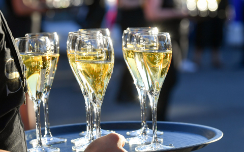 Der Absatz von Champagner ist im vergangenen Jahr sowohl in Frankreich als auch im Ausland gesunken (Archivbild). - Foto: Jens Kalaene/dpa-Zentralbild/dpa