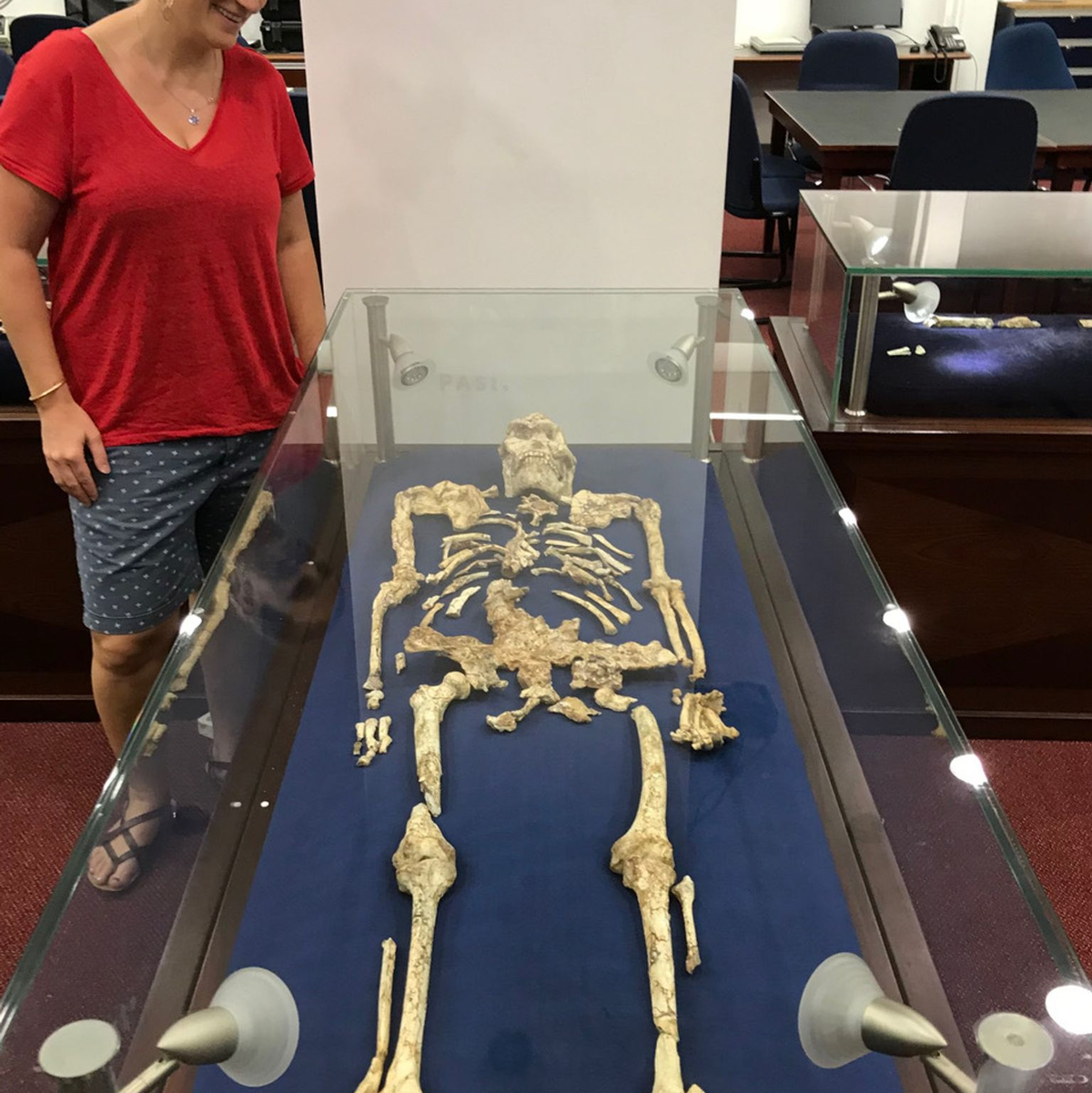 Geochemikerin Tina Lüdecke steht neben 