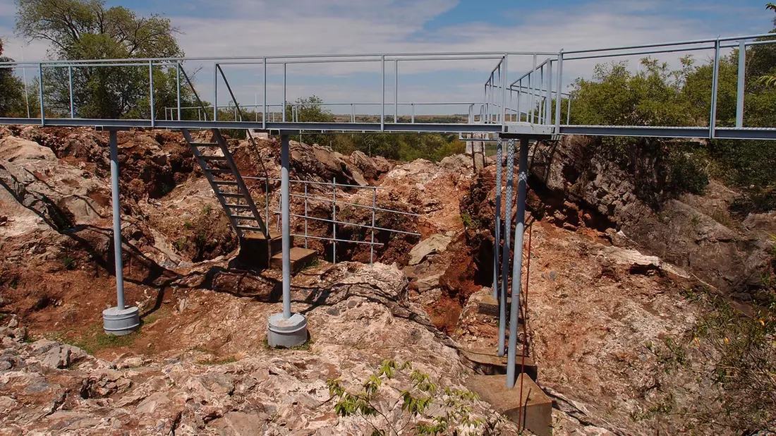 Die Sterkfontein-Höhlen sind eine bekannte Fossilienfundstätte nahe Johannesburg in Südafrika. - Bild: Dominic Stratford/University of the Witwatersrand /dpa