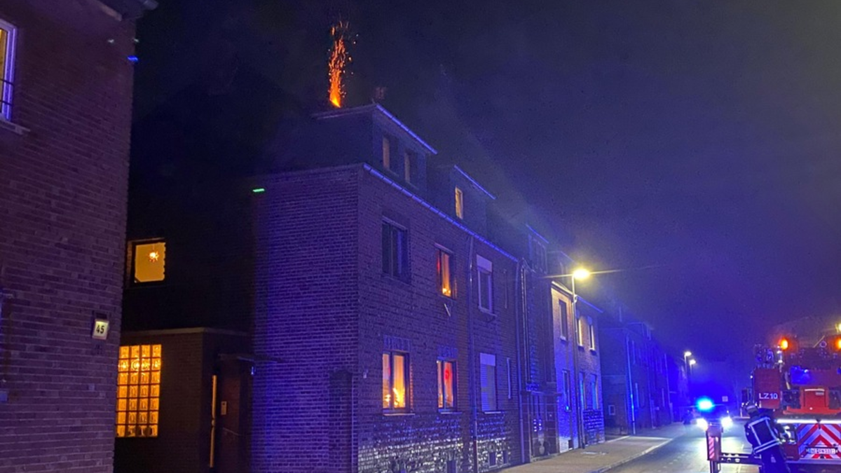 FW-NE: Kaminbrand erfordert Eingreifen der Feuerwehr | Aufwändige Löschmaßnahmen erforderlich - Foto: presseportal.de