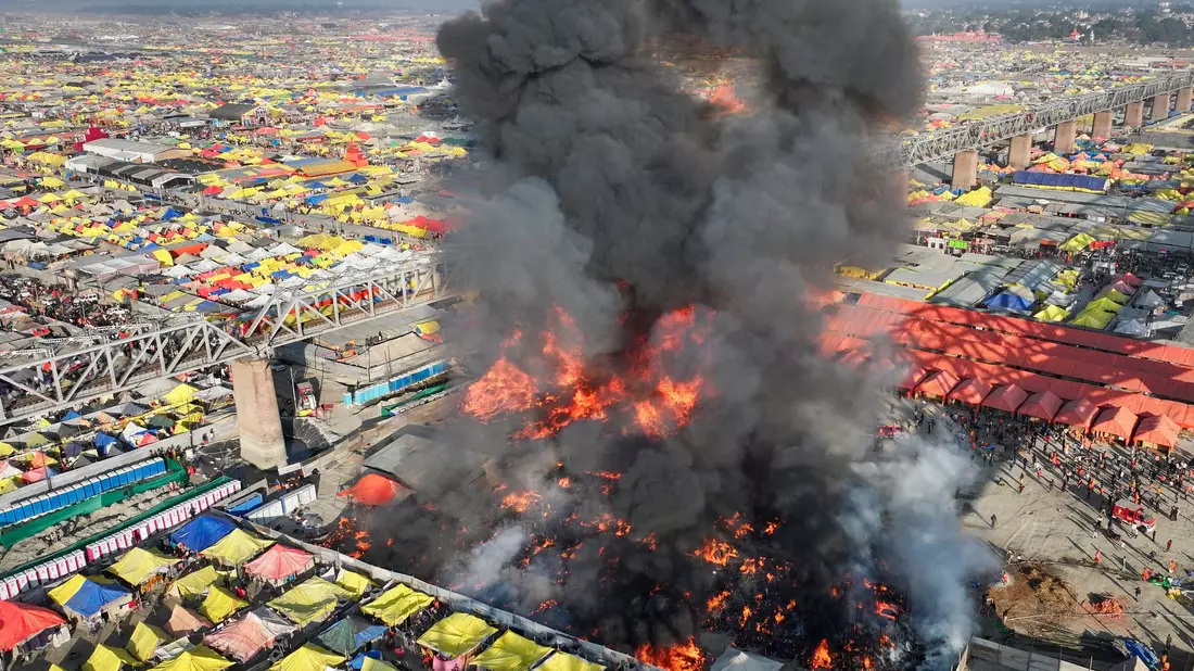 Die Flammen sollen Berichten zufolge mehrere Zelte erfasst haben. - Bild: Rajesh Kumar Singh/AP/dpa