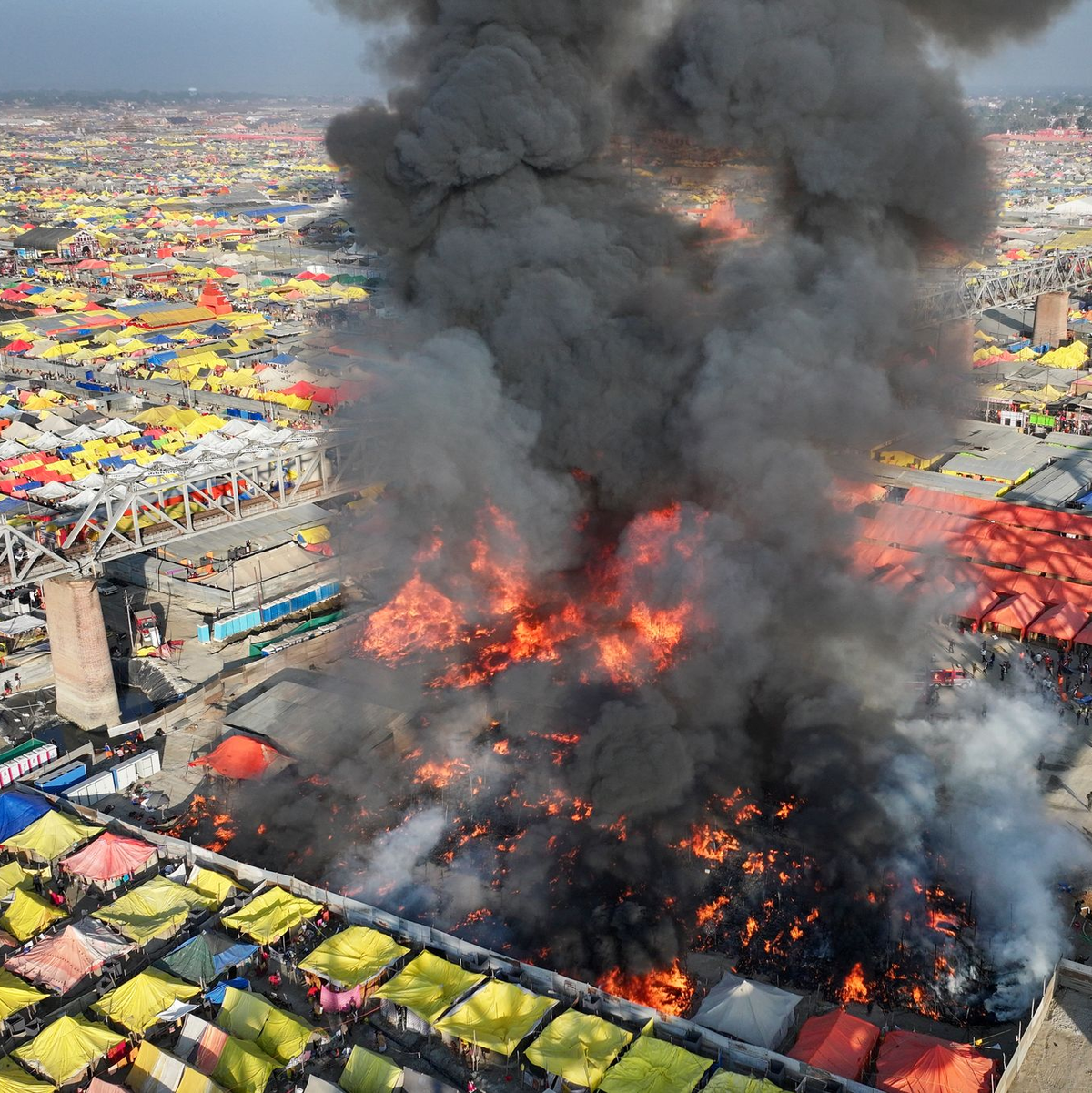 Die Flammen sollen Berichten zufolge mehrere Zelte erfasst haben. - Foto: Rajesh Kumar Singh/AP/dpa