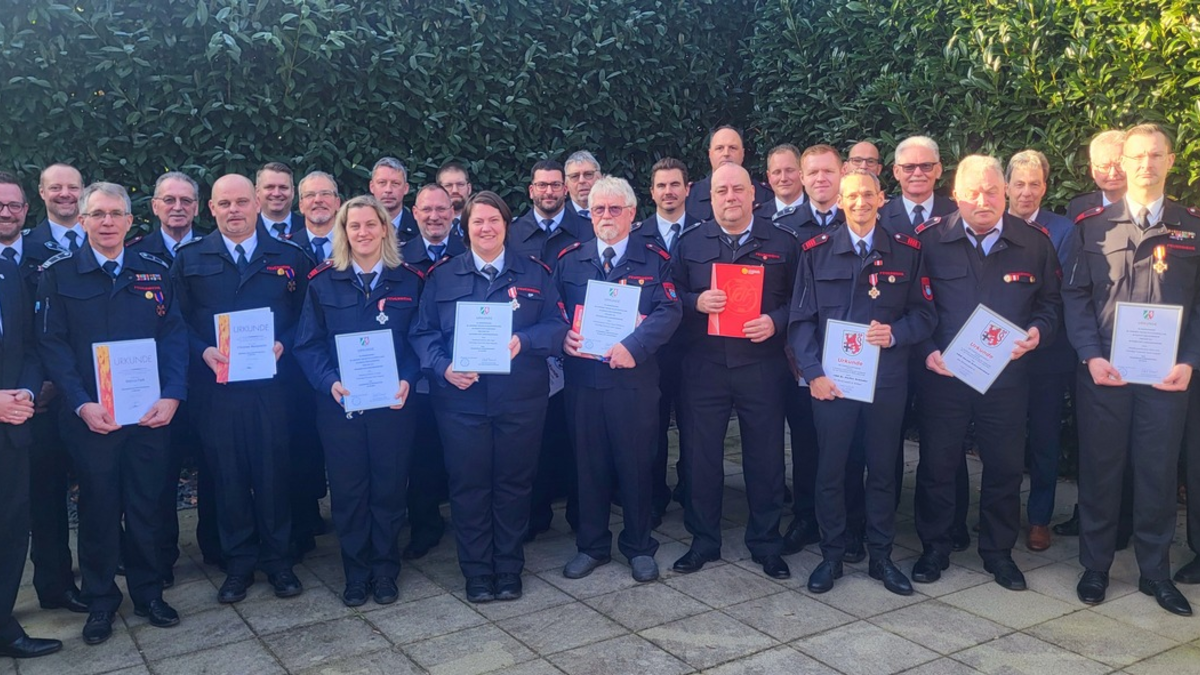 FW Sankt Augustin: 37 Ehrungen für Sankt Augustiner Feuerwehrleute - Foto: presseportal.de