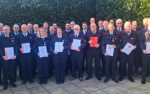 FW Sankt Augustin: 37 Ehrungen für Sankt Augustiner Feuerwehrleute - Foto: presseportal.de
