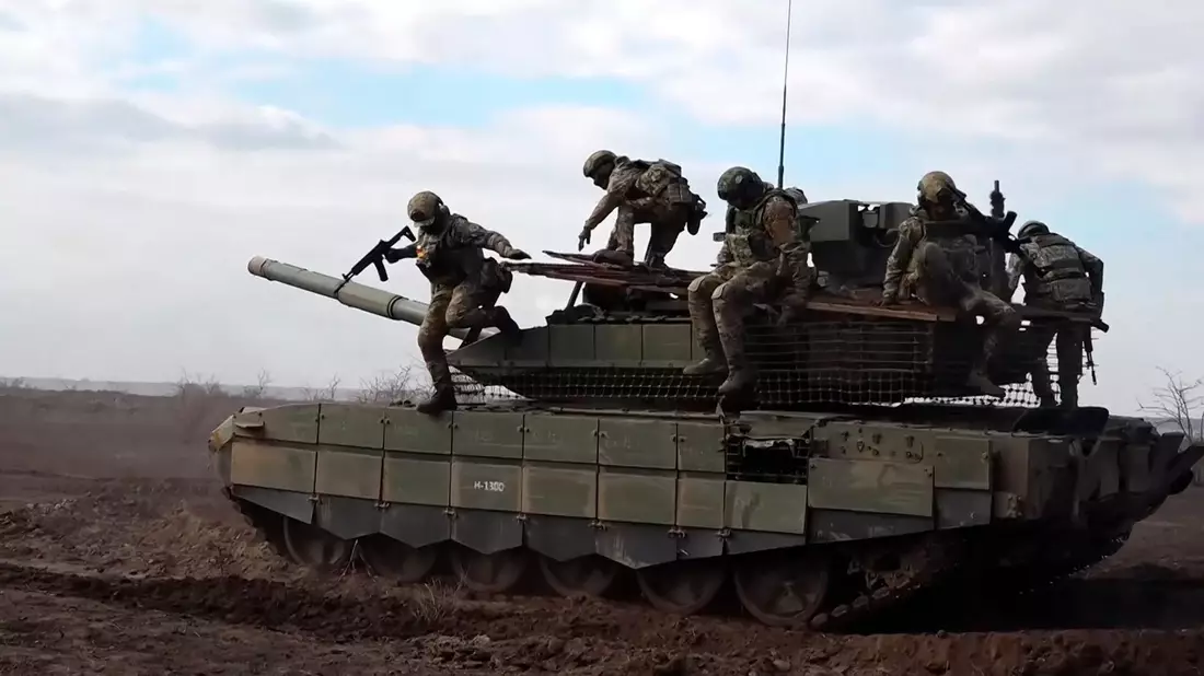 Russische Soldaten in der Ukraine. Der ukrainische Militärexperte Olexander Kowalenko warnt vor den seiner Meinung nach bestehende Gefahren einer Waffenruhe. (Archivbild)  - Bild: Uncredited/Russian Defense Ministry Press Service/AP/dpa