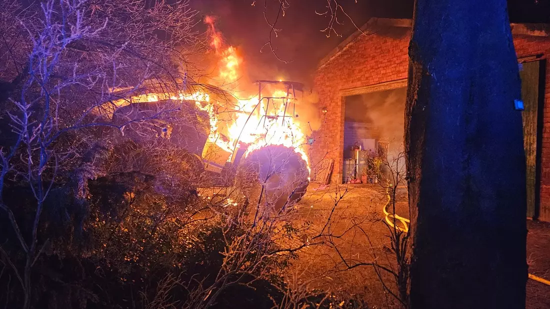 POL-STD: Landwirtschaftliche Maschine und Scheune bei Feuer zerstört, Einbrüche in zwei Firmengebäude in Stade, Kupferdiebstähle gehen weiter, Tageswohnungseinbrecher in Jork - Bild: presseportal.de