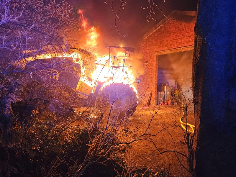 POL-STD: Landwirtschaftliche Maschine und Scheune bei Feuer zerstört, Einbrüche in zwei Firmengebäude in Stade, Kupferdiebstähle gehen weiter, Tageswohnungseinbrecher in Jork - Foto: presseportal.de