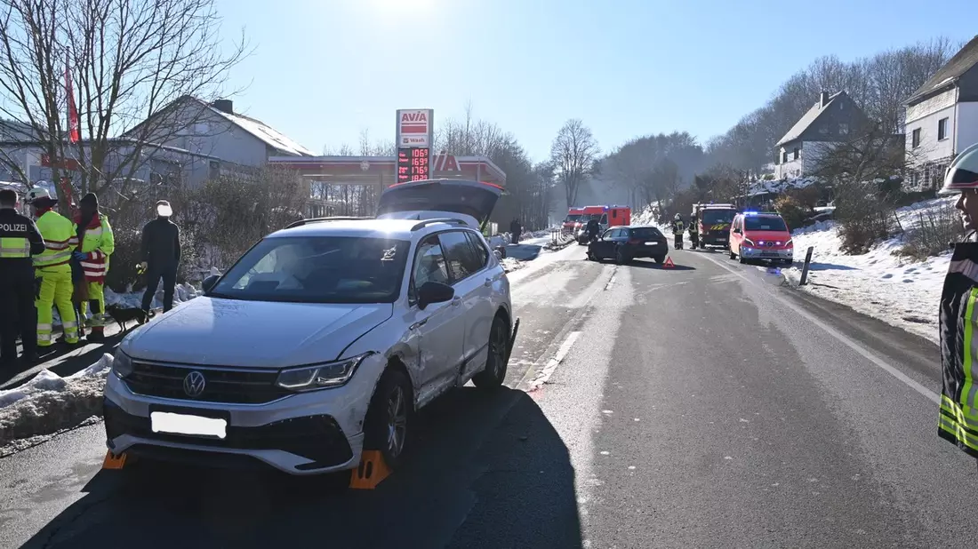 FF Olsberg: Großeinsatz von Feuerwehr und Rettungsdienst bei Unfall in Olsberg-Assinghausen - Bild: presseportal.de