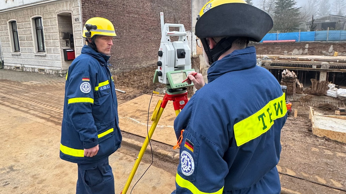 FW-GL: Räumung eines einsturzgefährdeten Hauses an der Odenthaler Straße in der Stadtmitte von Bergisch Gladbach - Foto: presseportal.de