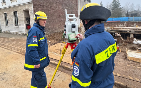 FW-GL: Räumung eines einsturzgefährdeten Hauses an der Odenthaler Straße in der Stadtmitte von Bergisch Gladbach - Foto: presseportal.de
