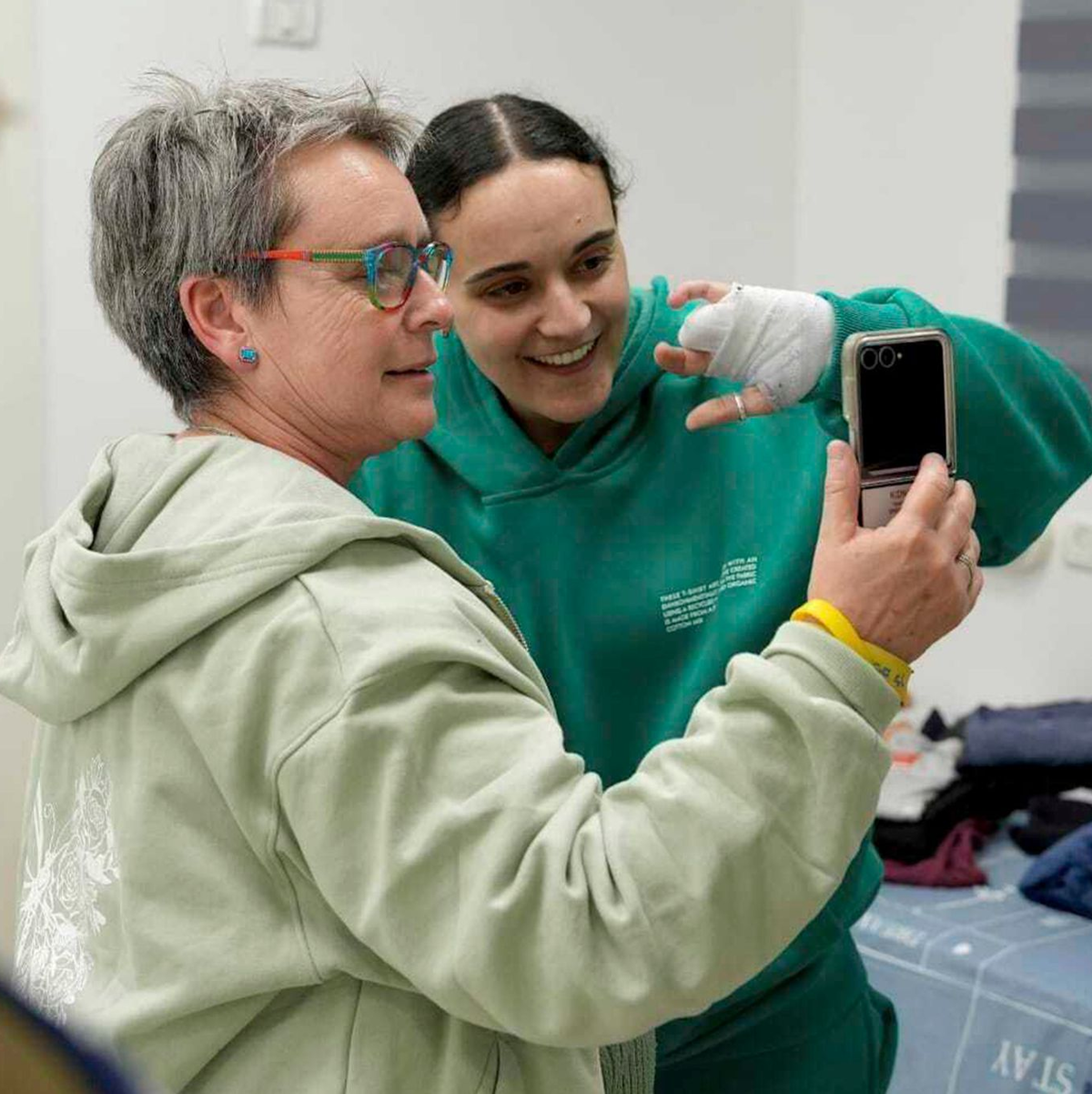 Treffen befreiter israelischer Geiseln mit Familien.  - Foto: -/Israeli Army/AP/dpa