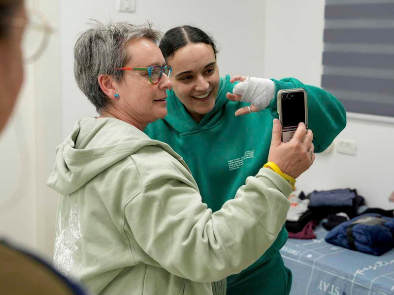 Treffen befreiter israelischer Geiseln mit Familien.  - Foto: -/Israeli Army/AP/dpa