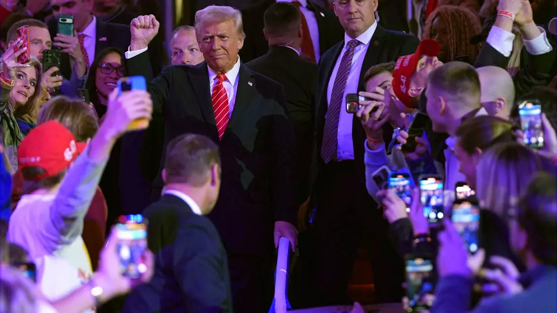 Trump verspricht Hilfe.  - Bild: Evan Vucci/AP/dpa