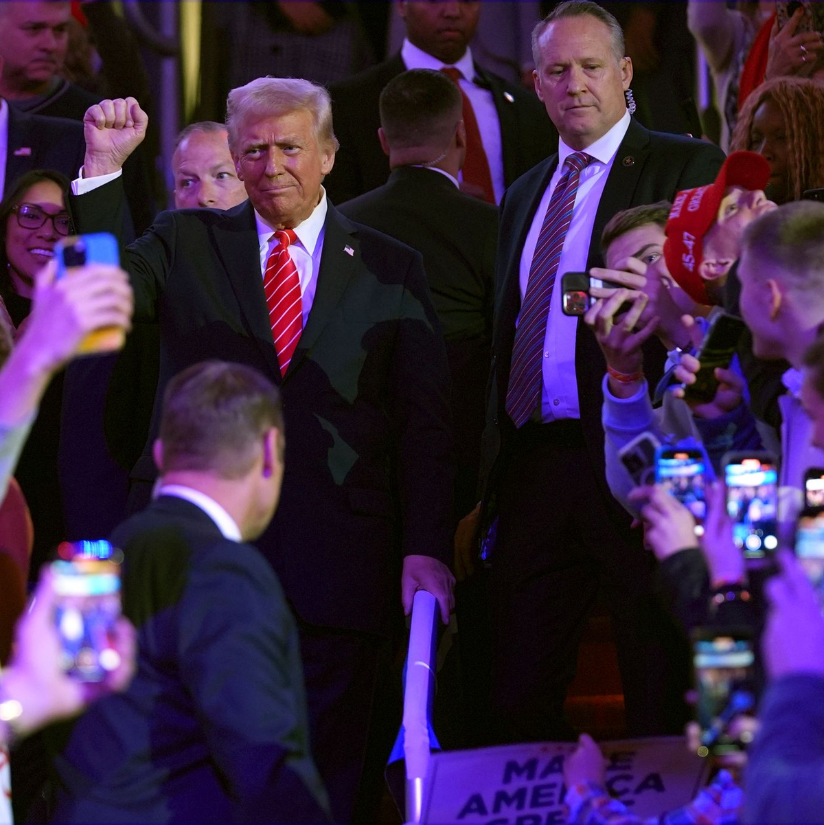 Angehörige der Gaza-Geiseln setzen ihre Hoffnung auf US-Präsident Trump. - Foto: Evan Vucci/AP/dpa