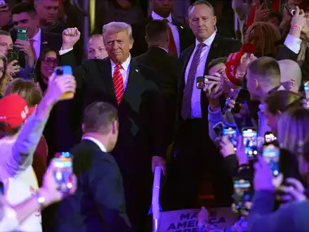 Donald Trump verspricht großangelegte Begnadigungen für Täter von der Kapitol-Attacke vom 6. Januar 2021. - Foto: Evan Vucci/AP/dpa