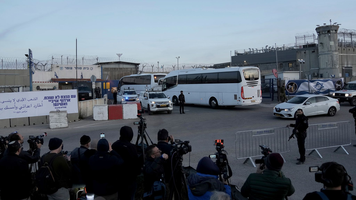 Israel hat die ersten palästinensischen Häftlinge im Austausch gegen israelische Geiseln freigelassen.   - Foto: Mahmoud Illean/AP/dpa