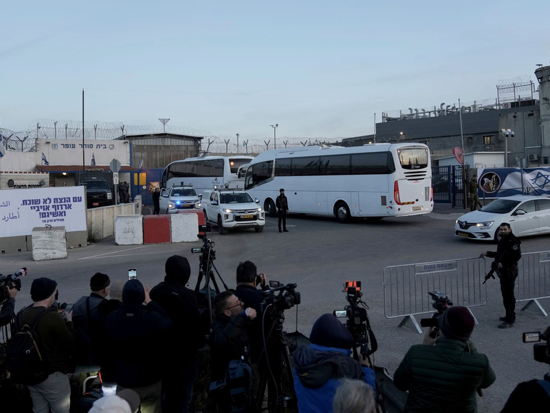 Israel hat die ersten palästinensischen Häftlinge im Austausch gegen israelische Geiseln freigelassen.   - Foto: Mahmoud Illean/AP/dpa