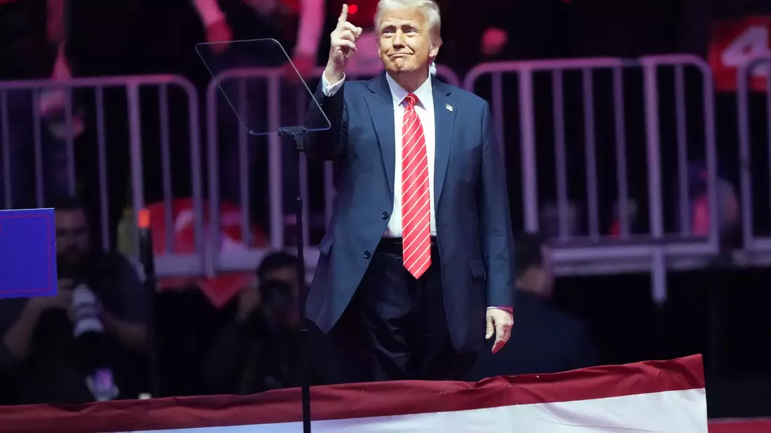 Eine Unterstützerin sagte, Trump sei «fast wie Gott». - Bild: Matt Rourke/AP/dpa