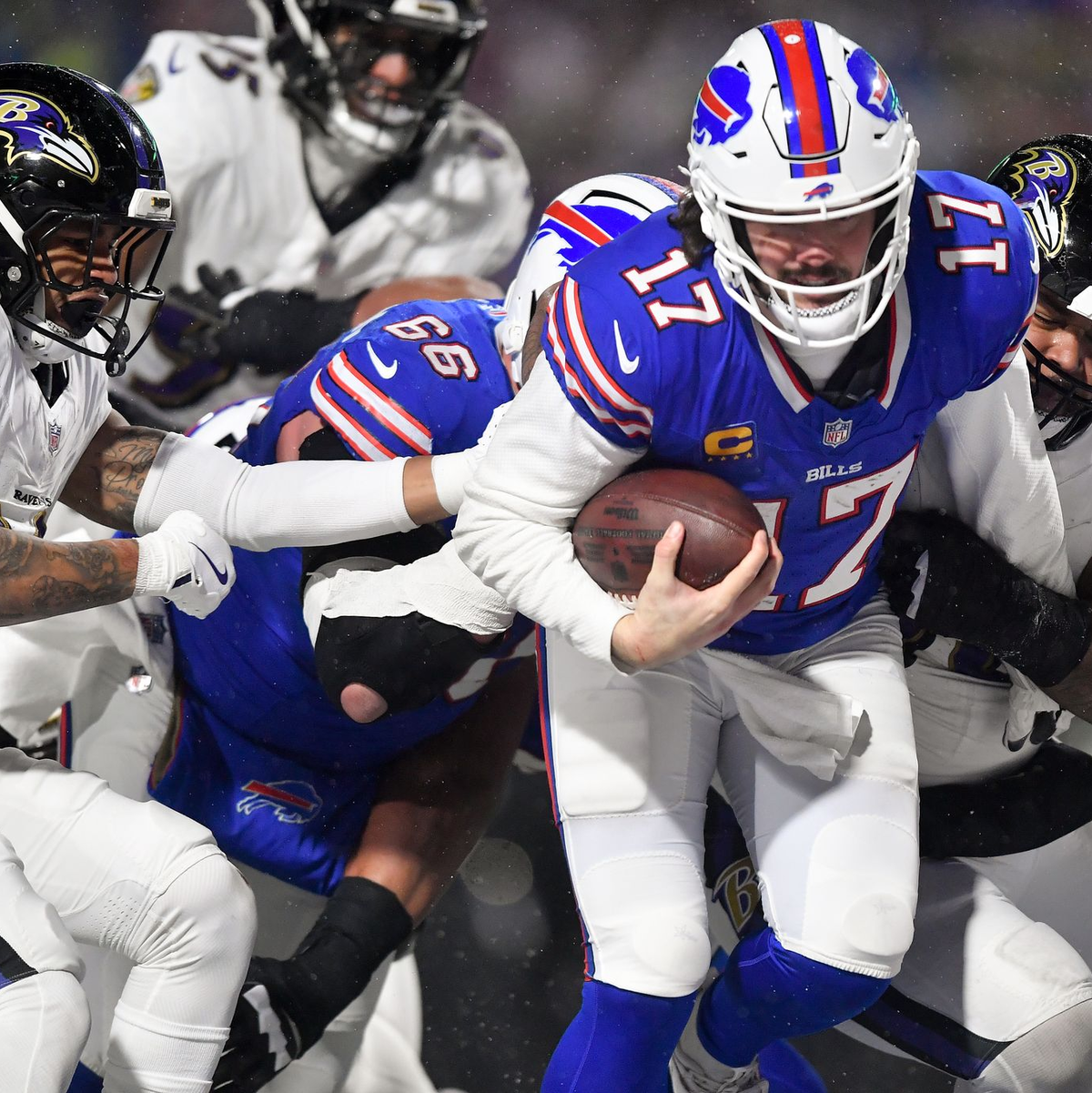 Josh Allen (rechts) erledigte, was erledigt werden musste für die Bills. - Foto: Adrian Kraus/AP/dpa